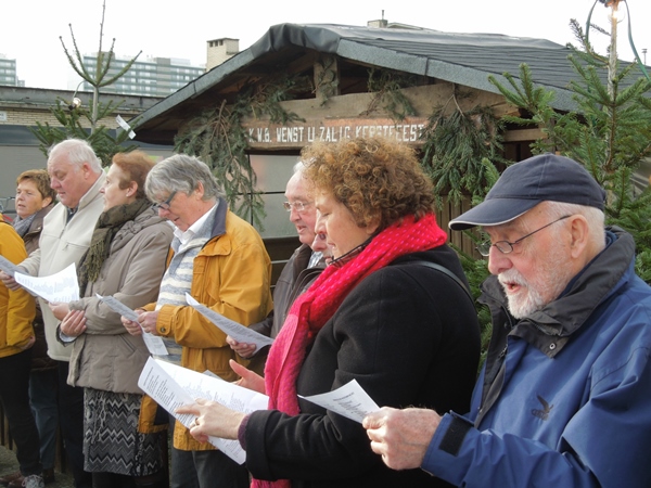 Driekoningenzingen aan de KWB Kerststal van de Melis Stokelaan in de Sint-Anna-ten-Drieënparochie